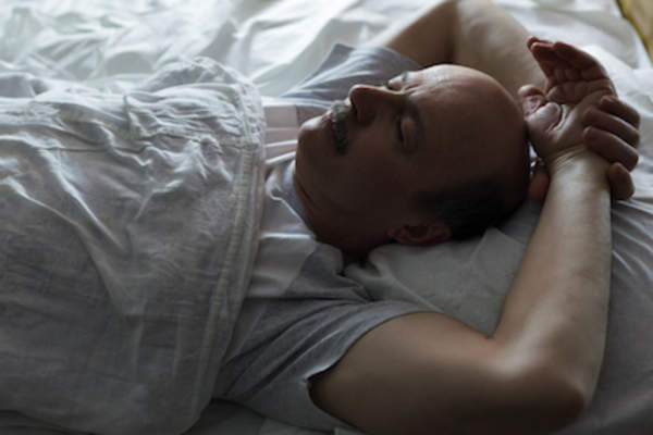 在他的背上熟睡的人。