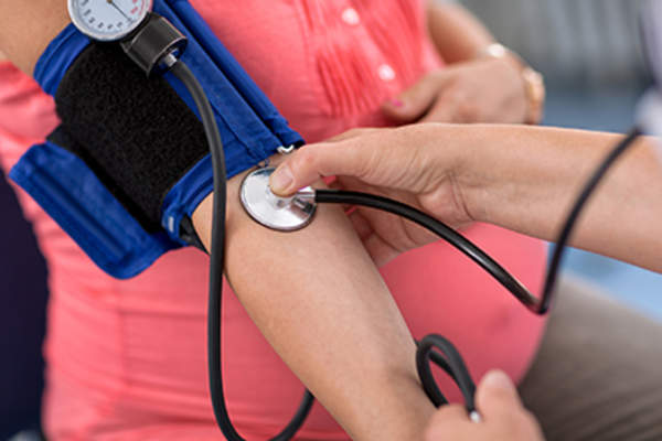 护士检查孕妇的血压。