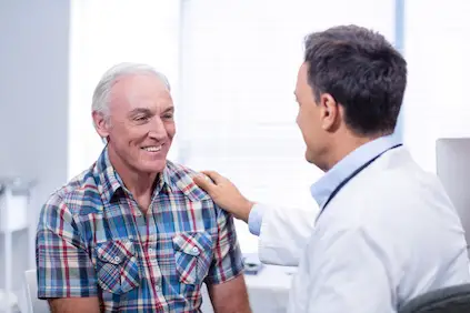一位老人向医生咨询。