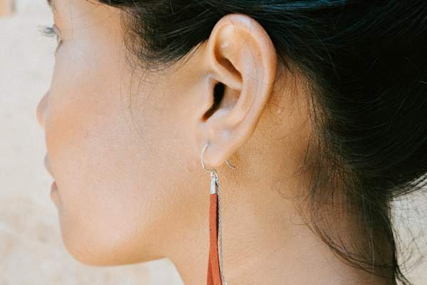 靠近女人的耳朵