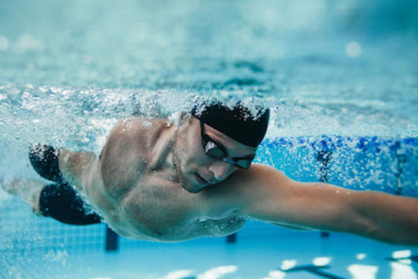 室内游泳时,它变得更冷。