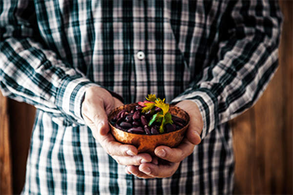 男子拿着豆碗。