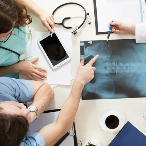 医生正在检查下背部/臀部x光片