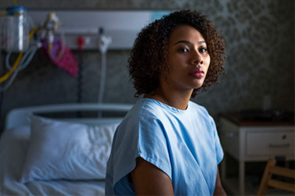 年轻女子在医院