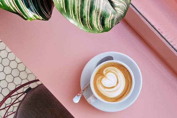 拿铁咖啡粉红色柜台