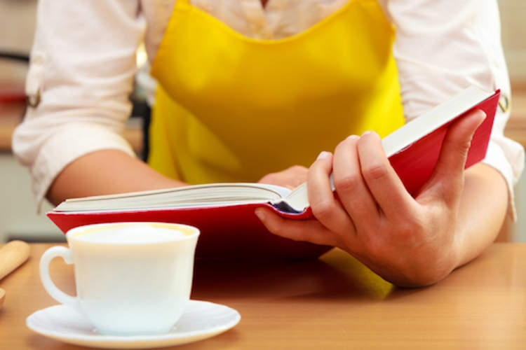 在厨房里看烹饪书