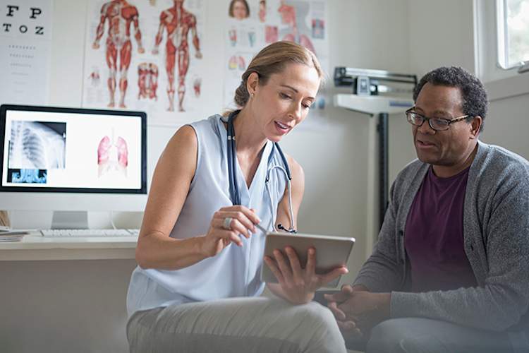 医生从肺功能测试的结果讨论患者的肺活量。