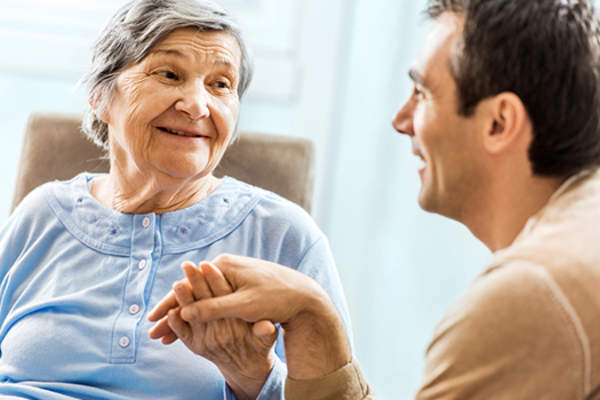 儿子和年迈的母亲。