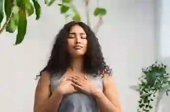 女人做呼吸练习