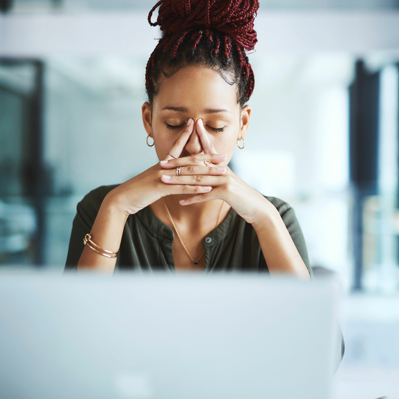 一位女士在电脑前看起来很紧张