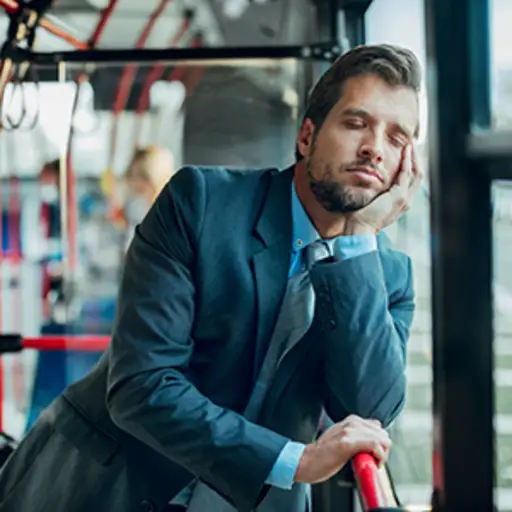 疲倦的商人睡着了。