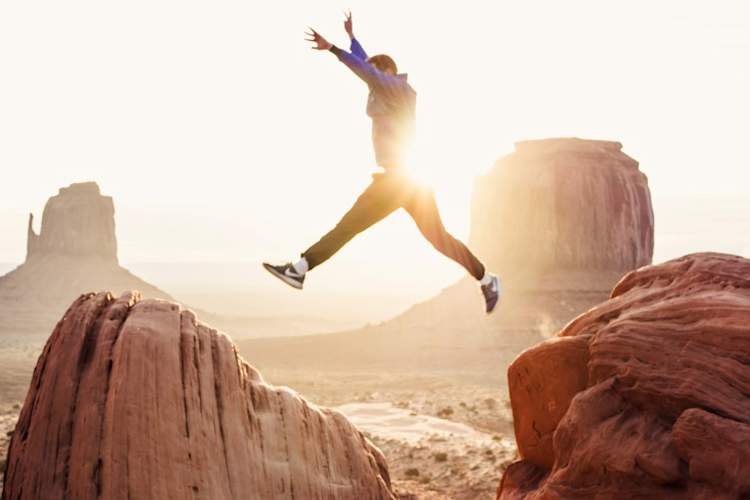 男子跳了在纪念碑谷岩