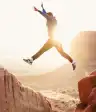 一名男子正在纪念碑谷的岩石上跳跃