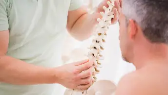 骨液显示患者脊椎模型。