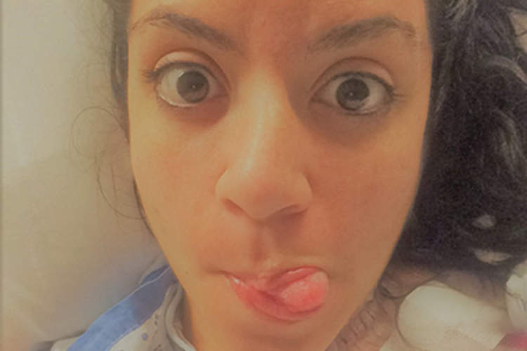 她的甲状腺切除术后安妮塔权。