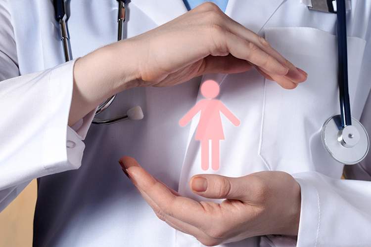 双手托着一个女性人物医生。