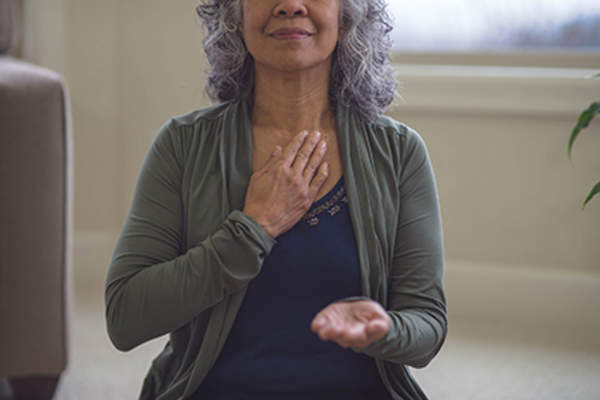 高级女子练习深呼吸技巧。