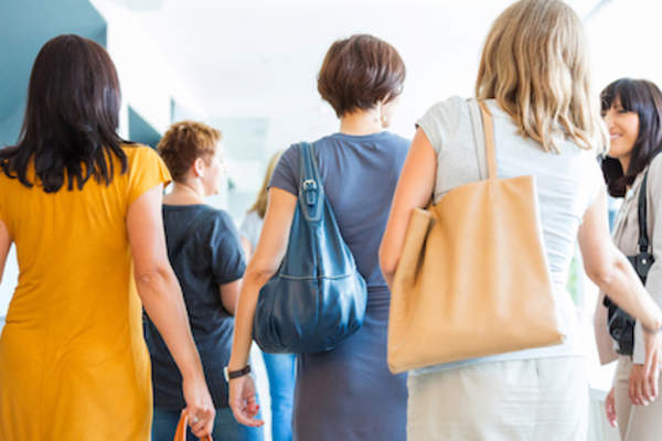 一群去上班的妇女。