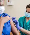 护士接种COVID - 19疫苗