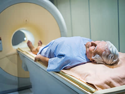 一位老人正在接受核磁共振成像检查。