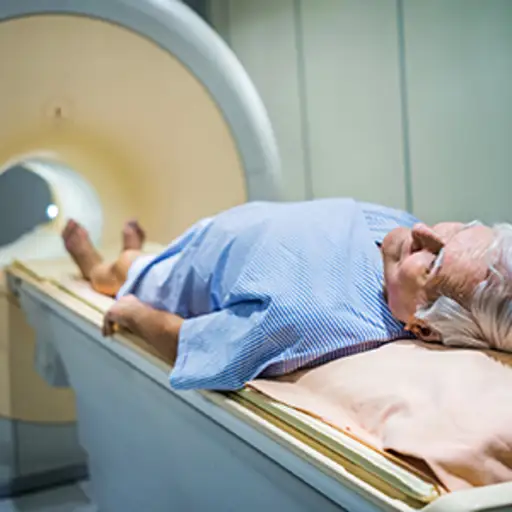 高级男子获得MRI。