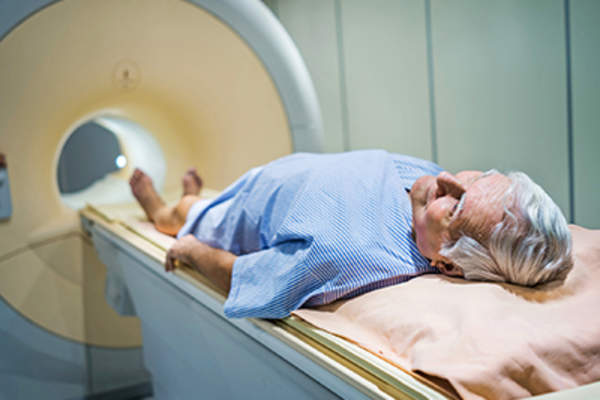 一位老人正在接受核磁共振成像检查。