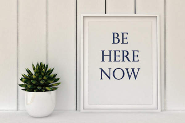 现在就在这里正念标志。