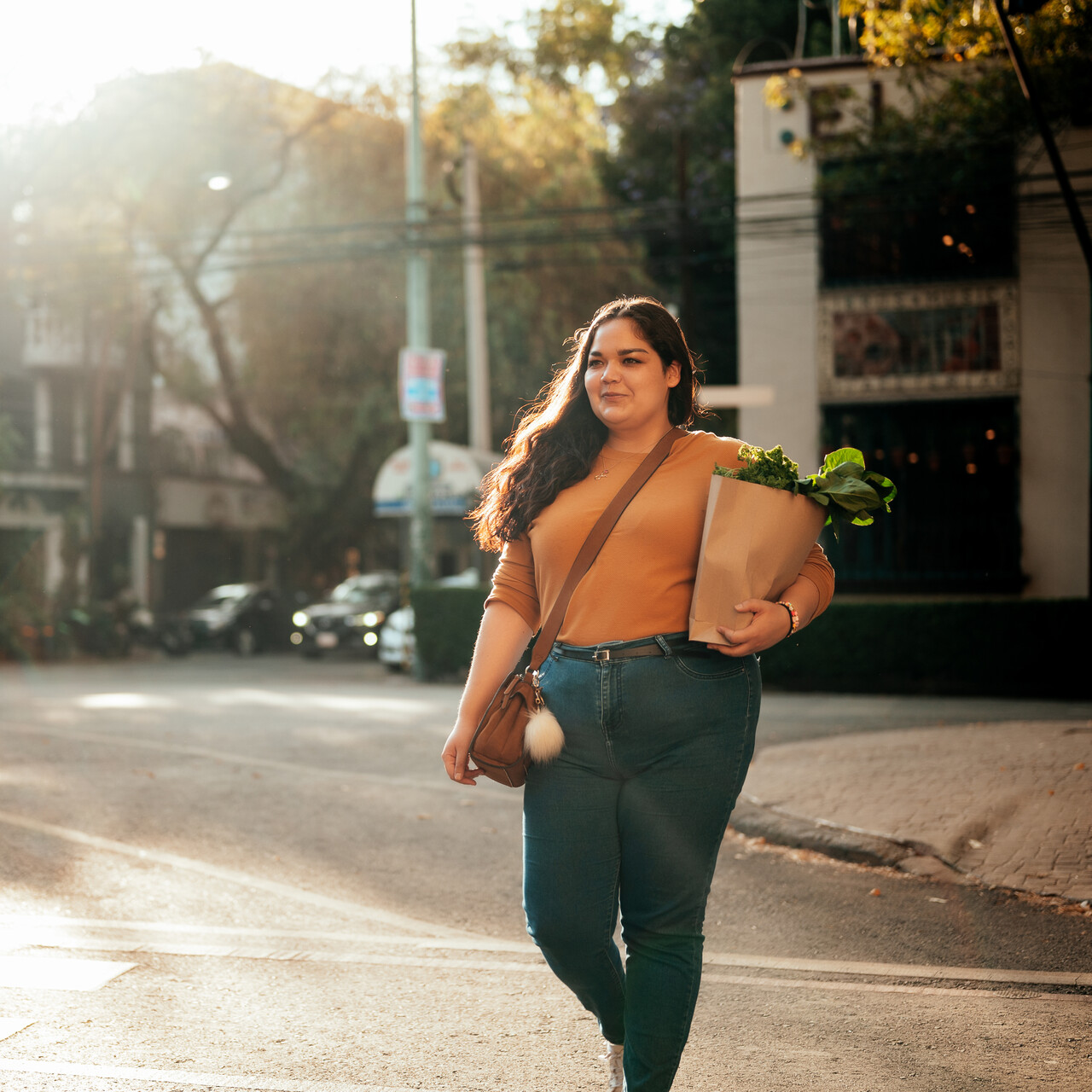 拎着杂货过马路的女人。