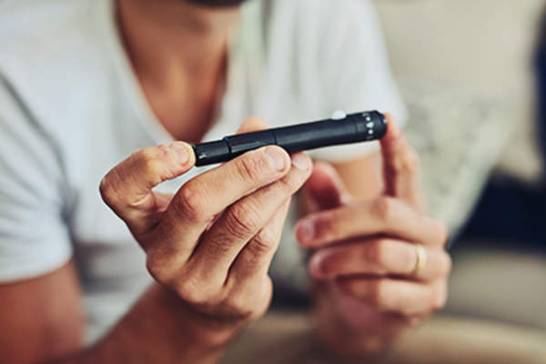 人测量他的血糖水平。