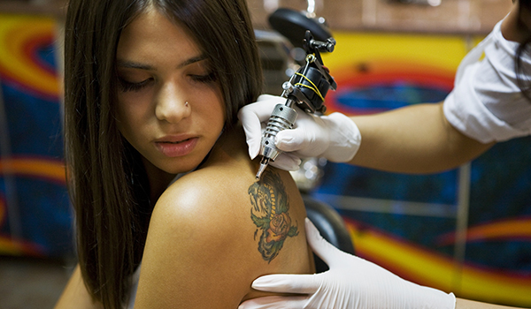 一个女人在她的肩胛骨上纹身。