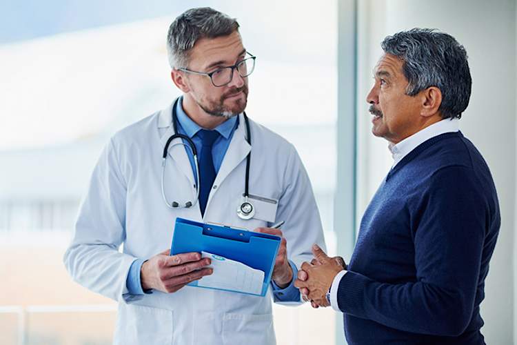 老人在讨论与他的医生他的白血病的风险。