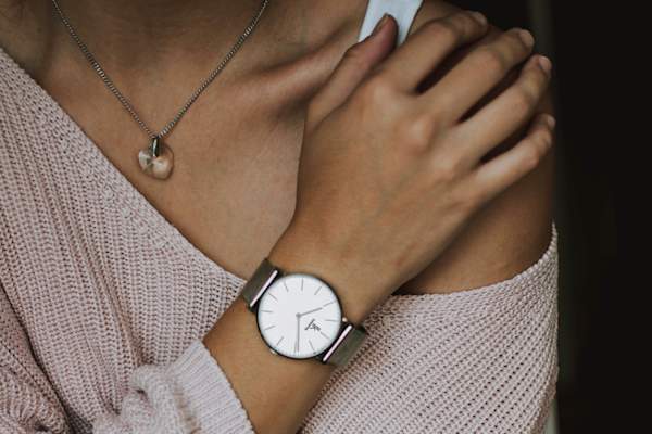 手触摸的肩膀上