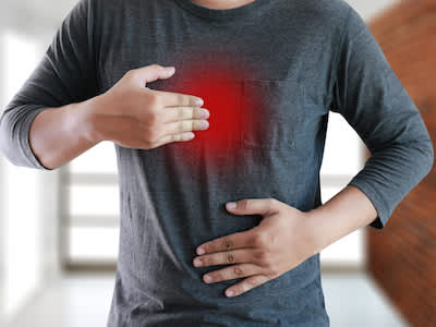 消化不良等胃酸反流可误诊为胃癌的症状。