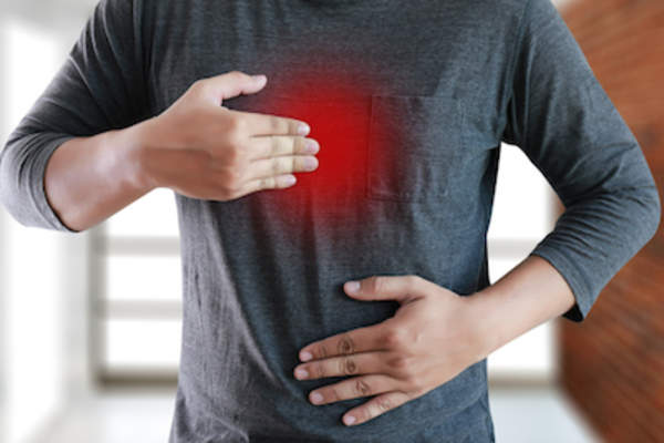 消化不良等胃酸反流可误诊为胃癌的症状。