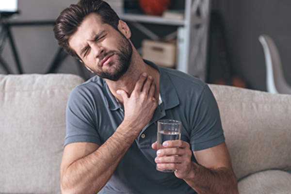 喝一杯水时吞咽困难的人。