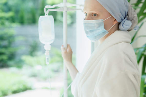 肺癌病人在医院接受化疗。