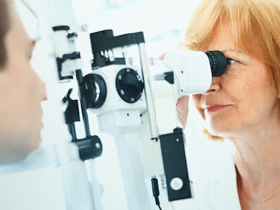 有男人的眼睛检查由眼科医生。