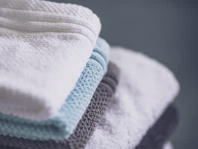 一叠干净的毛巾。