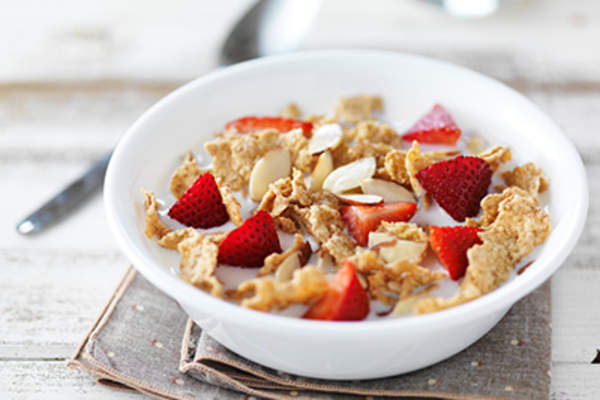 一碗麦片,牛奶和水果