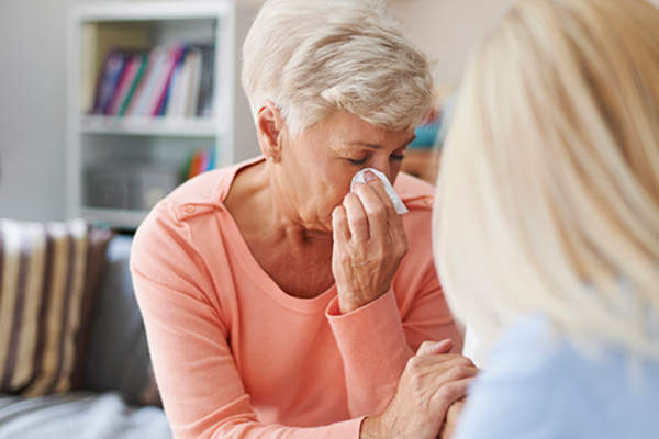 女人安慰女人的高级图像心烦。