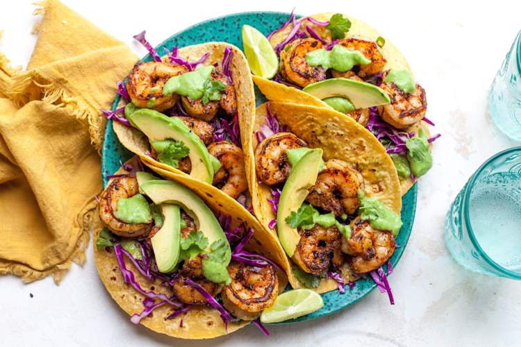 辣椒虾炸玉米饼与鳄梨,树蕃茄酱