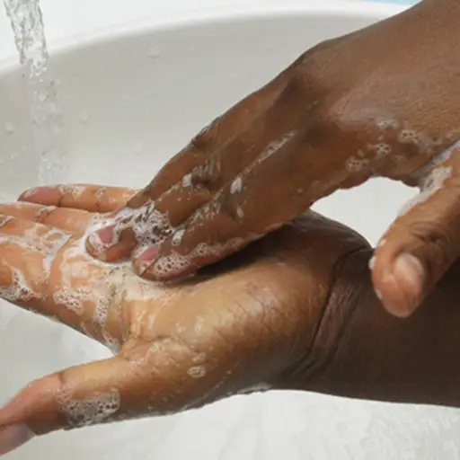 用肥皂和水洗手。