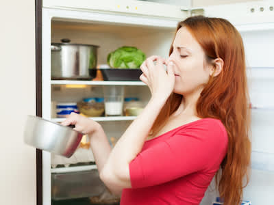 女人从冰箱拉东西臭。