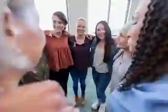一群乳腺癌幸存者互相围着圈子