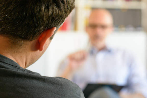 男性患者,治疗师的工作。