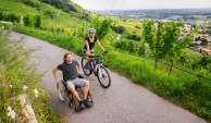年轻夫妇在轮椅上享受户外活动时间