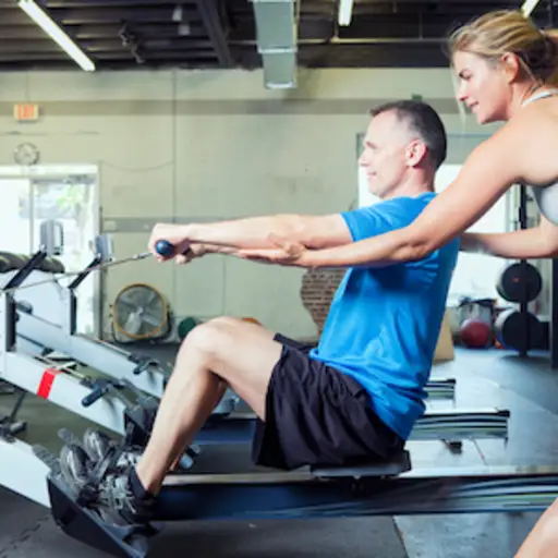 私人教练培训年长的男性客户。