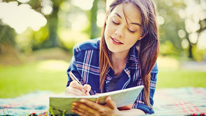 写日记的女人。