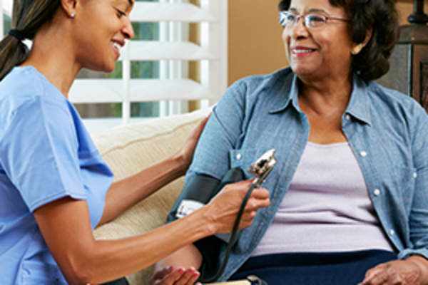 护士检查女性糖尿病血压图像