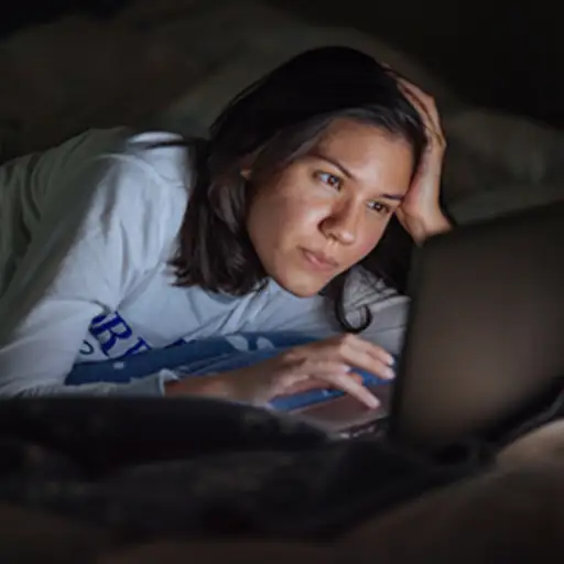 不累的女人会在笔记本电脑上熬夜。